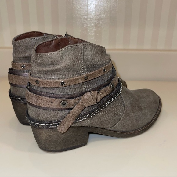 Kohl’s Redbud Strappy Ankle Boots In Stone - Picture 4 of 15